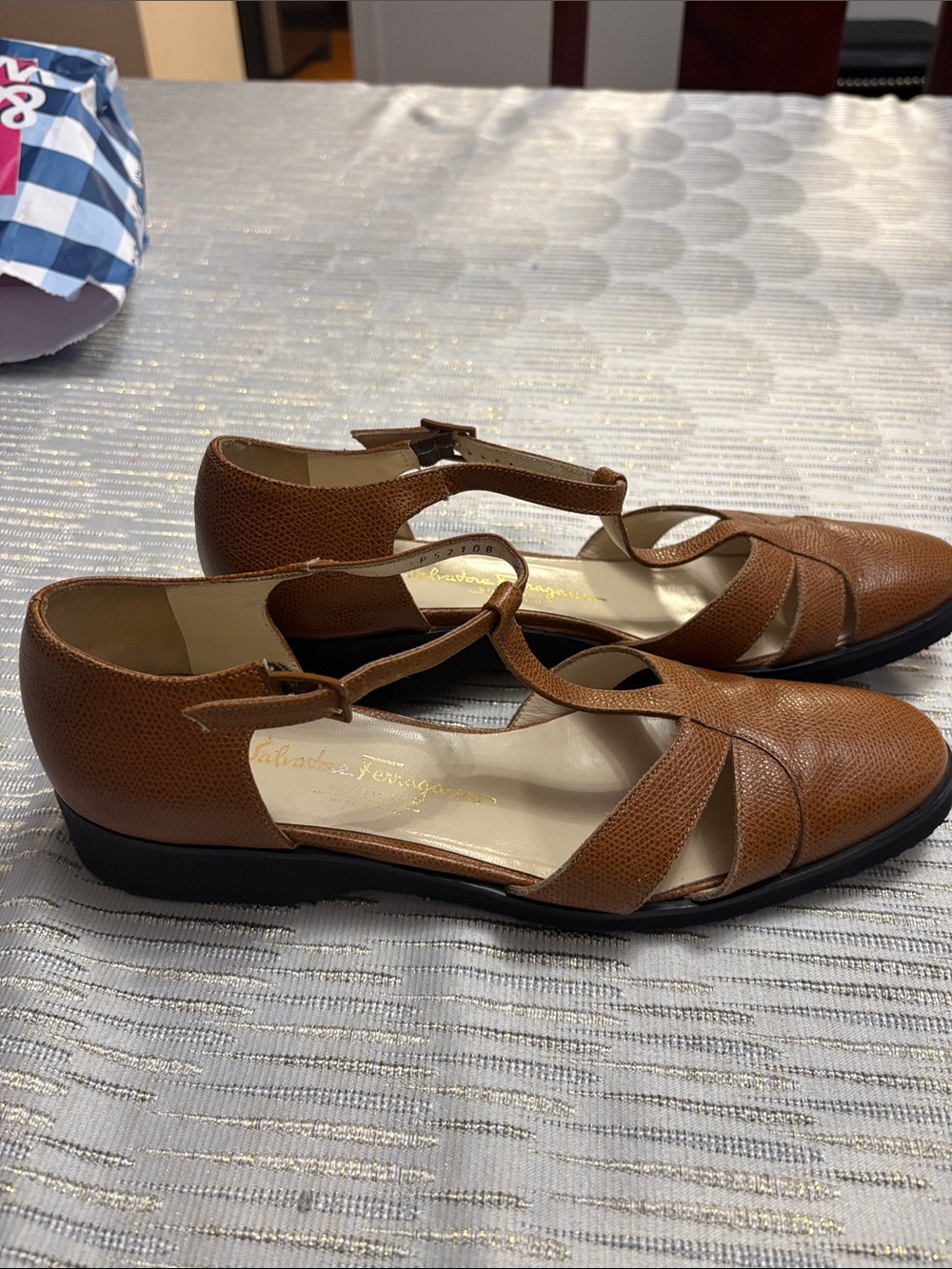 Salvatore Ferragamo Tan Brown Pebbled Leather T-Strap Flats Size 8A Narrow - Picture 6 of 10